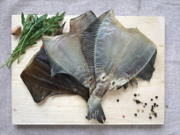 Сыр 1 кг ГОРНЫЙ СЫРОВАР (Бочата копчёный): Камбала камчатская вяленая без икры
